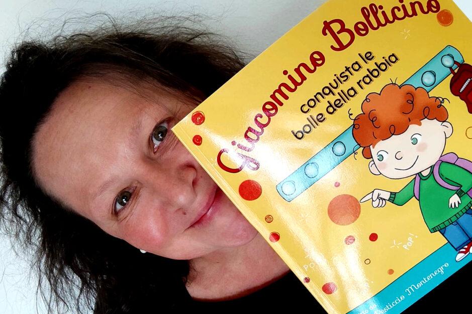 Guia che mostra la copertina del suo libro Giacomino Bollicino