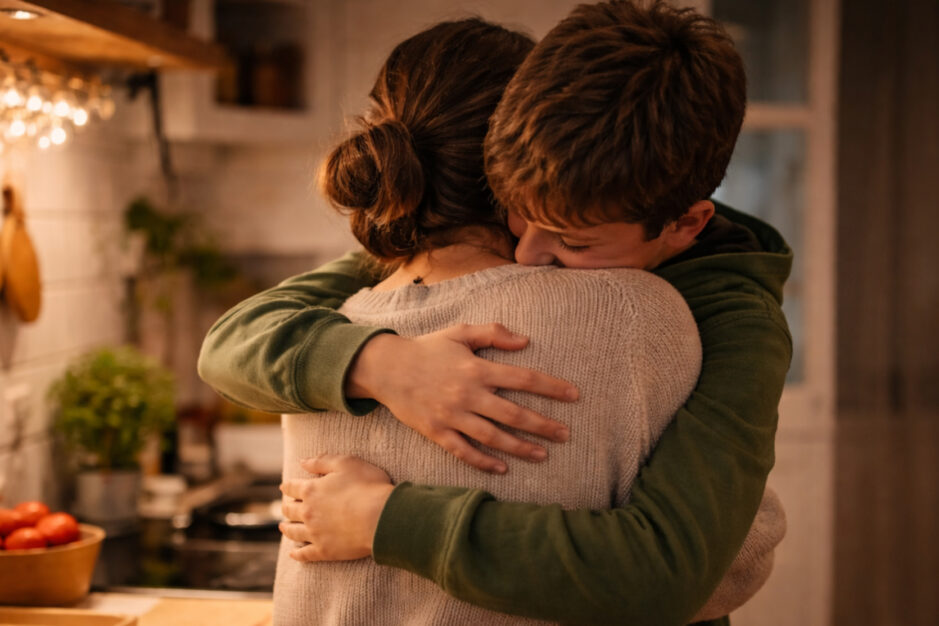 Mamma e figlio che si stringono in un dolce abbraccio