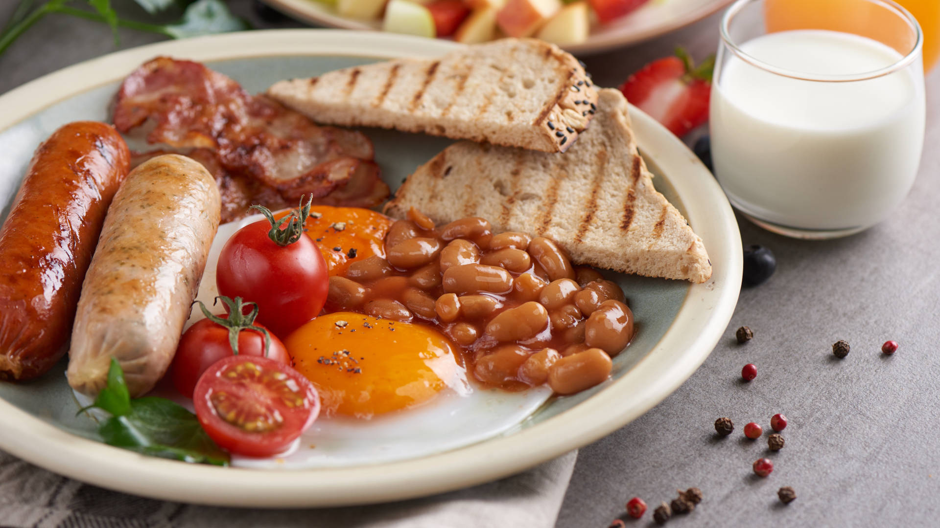 colazione inglese con salsiccie, pomodori, e fagioli