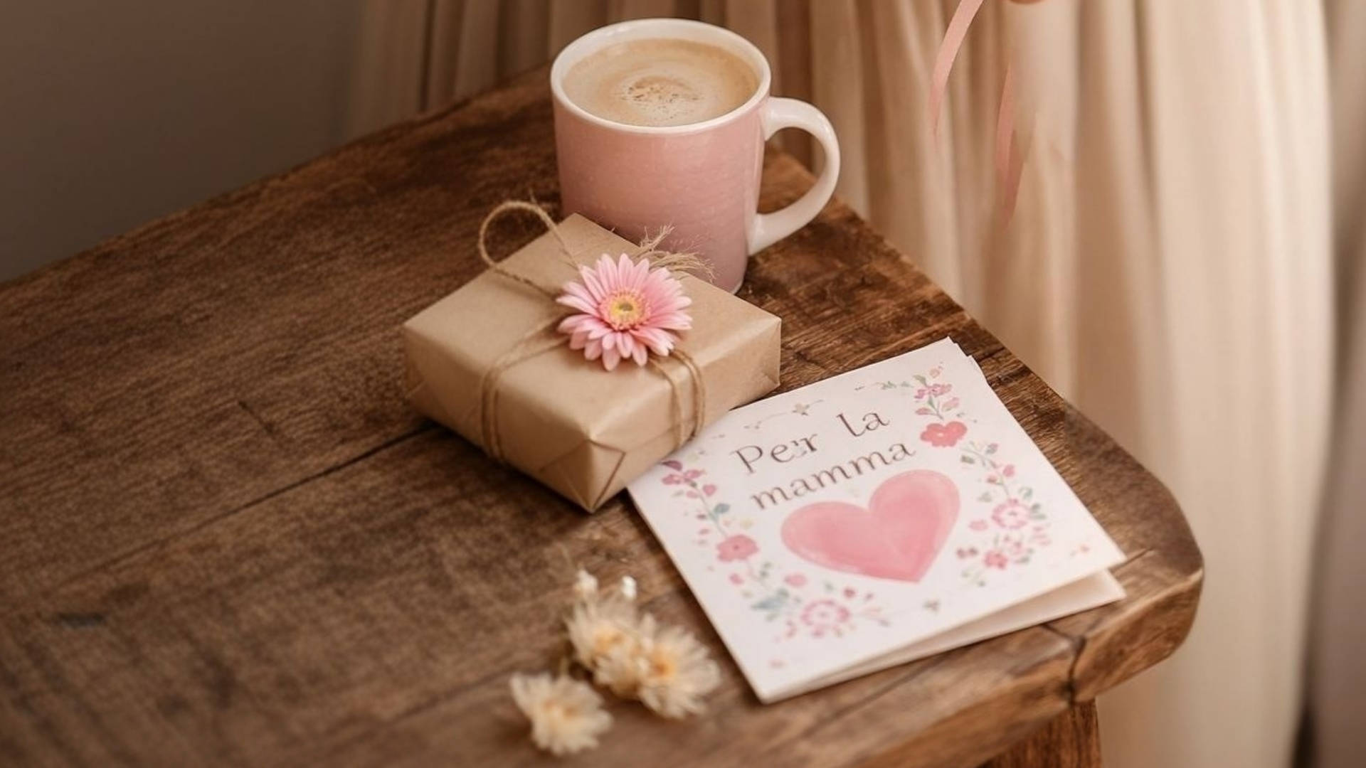 regaol, biglietto di auguri e tazza di te su un tavolono