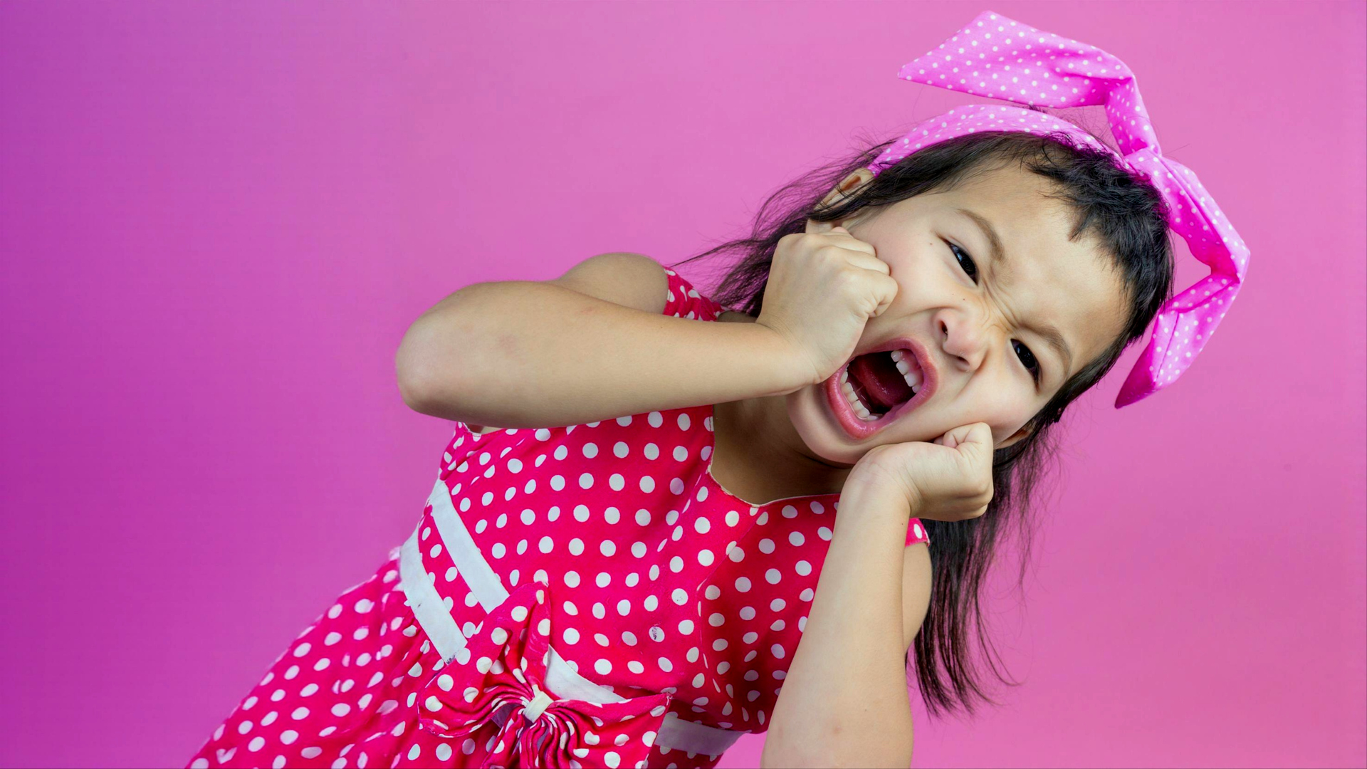 Bambina che urla in preda alla rabbia