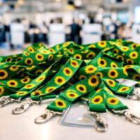 tavolo ricolmo di cordoncini con i girasoli per le disabilità invisibili