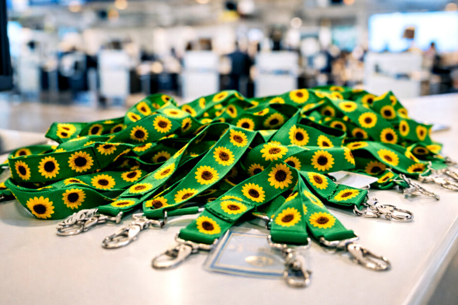 tavolo ricolmo di cordoncini con i girasoli per le disabilità invisibili