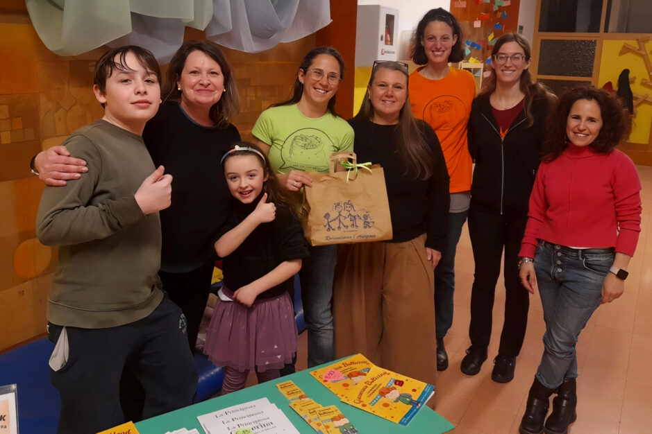 Foto di gruppo. Guia con le ragazzi di Storie nel Sacco e Bellano