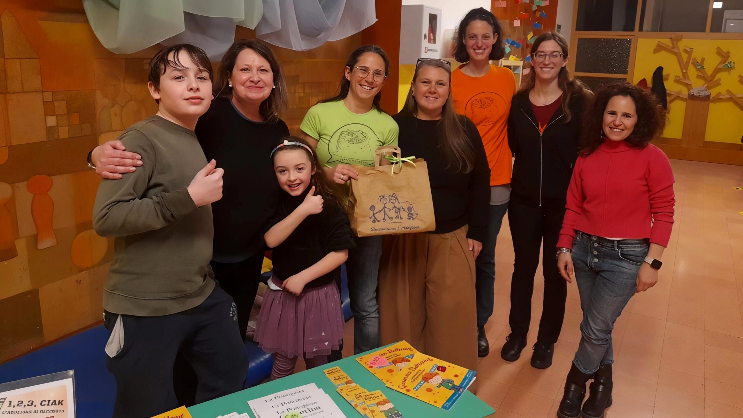 Foto di gruppo. Guia con le ragazzi di Storie nel Sacco e Bellano