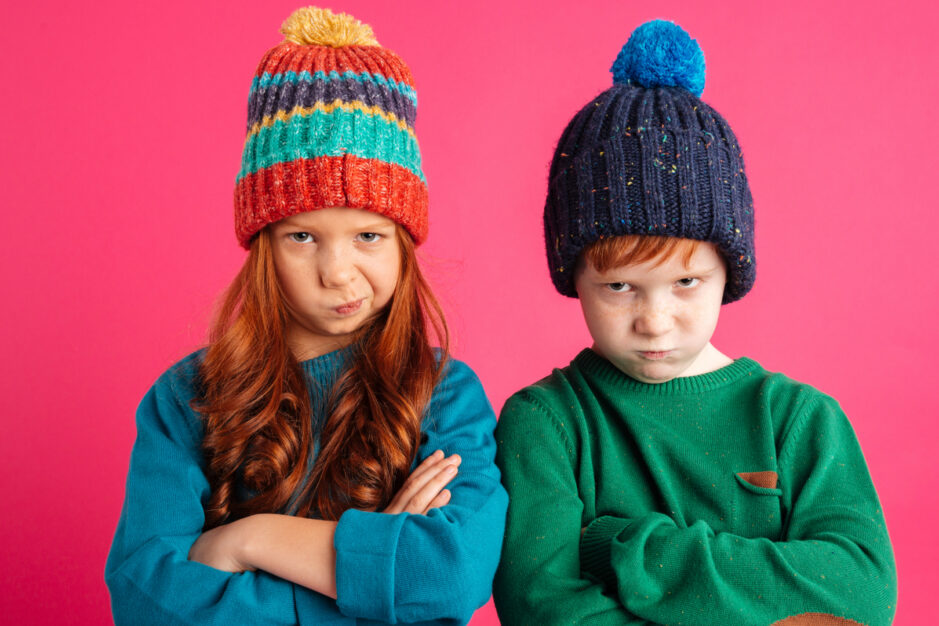 Fratello e sorella che si guardano un po scocciati facendo smorfie