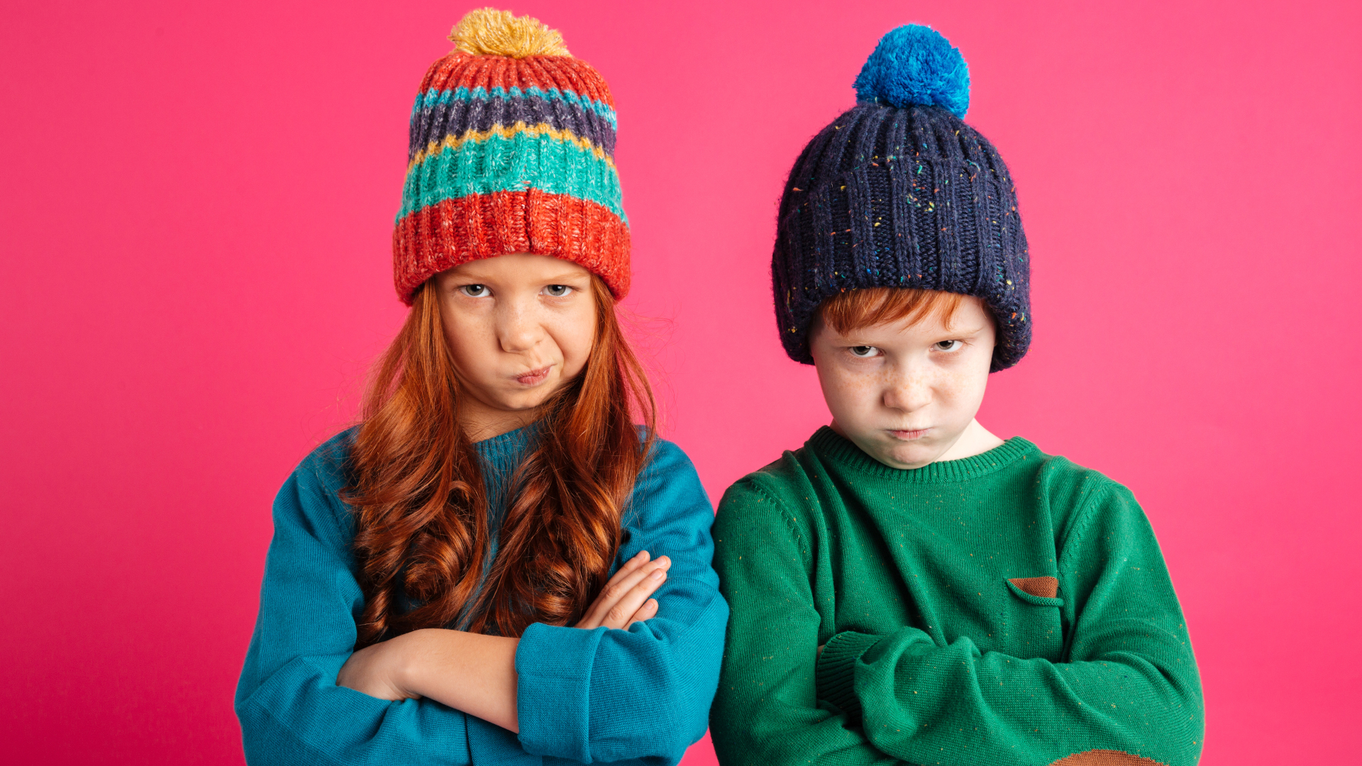 Fratello e sorella che si guardano un po scocciati facendo smorfie