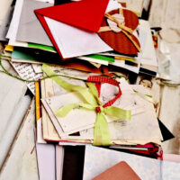 Lettere colorate posate su di un tavolo bianco in legno