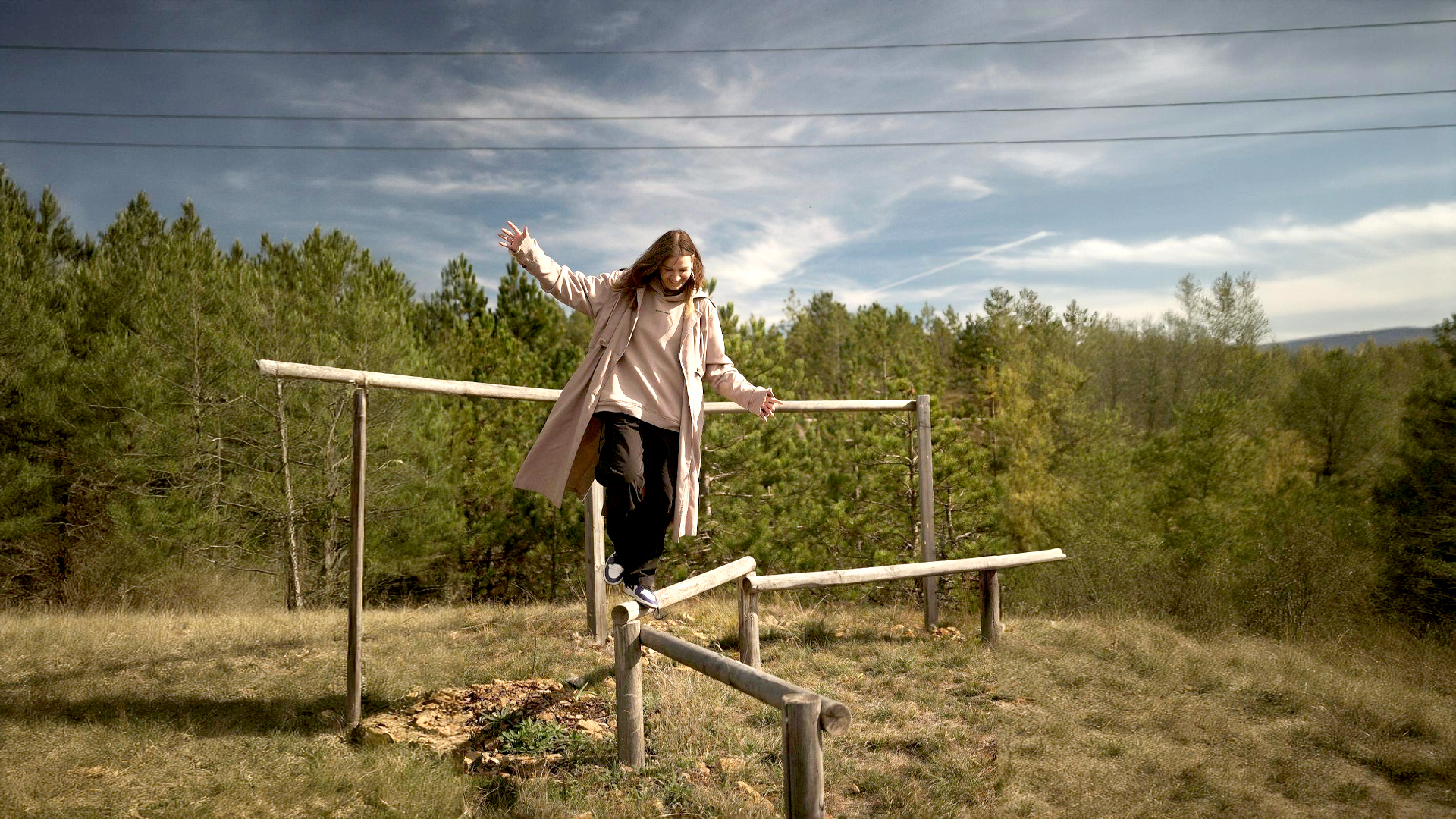 Donna che si bilancia su travi di legno