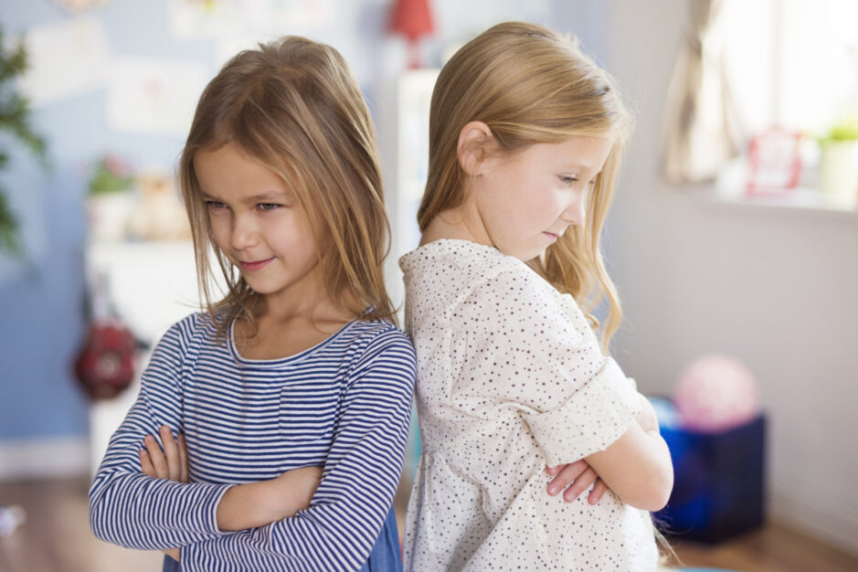 Bambine che si danno la schiena e litigano