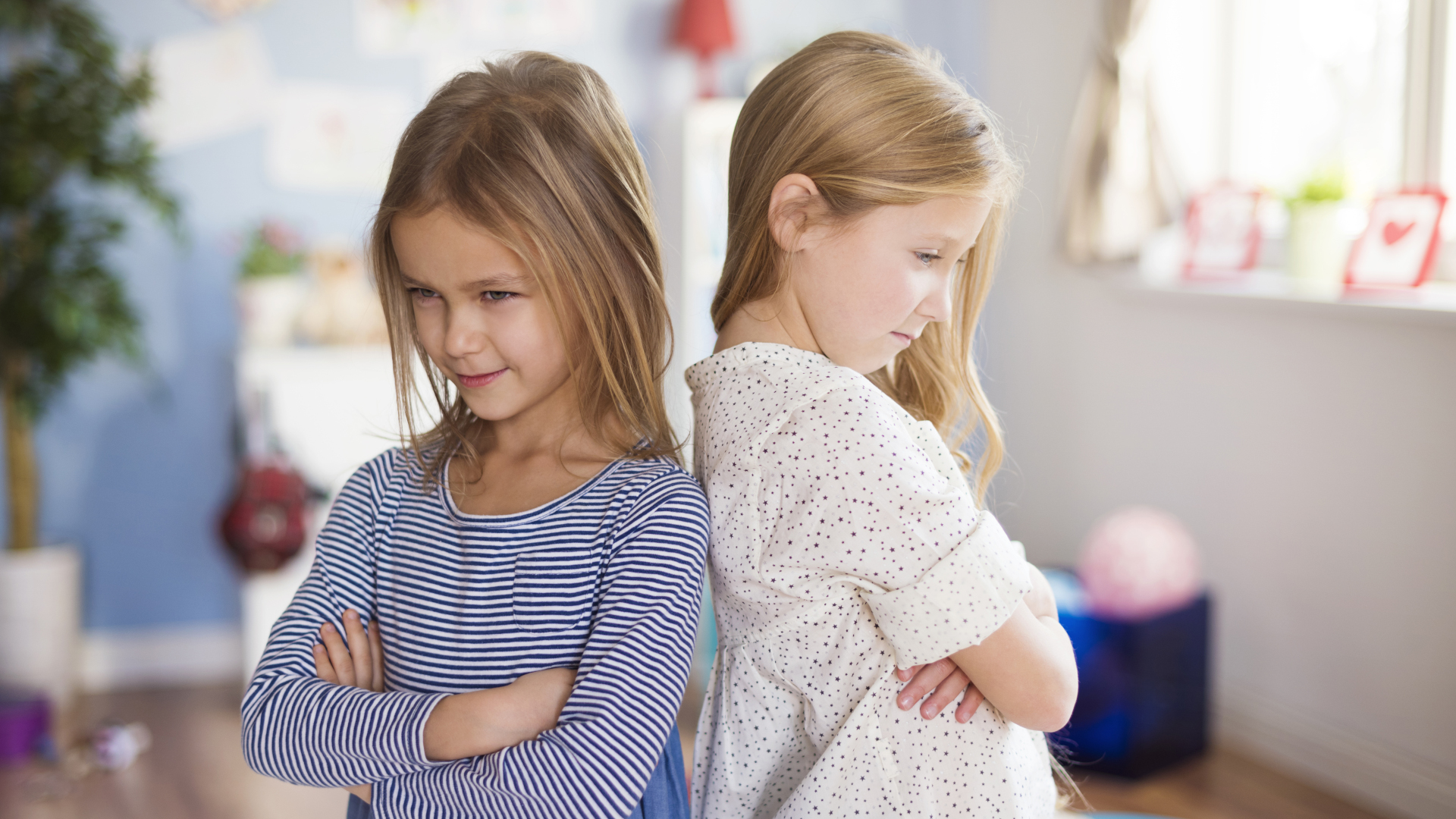 Bambine che si danno la schiena e litigano