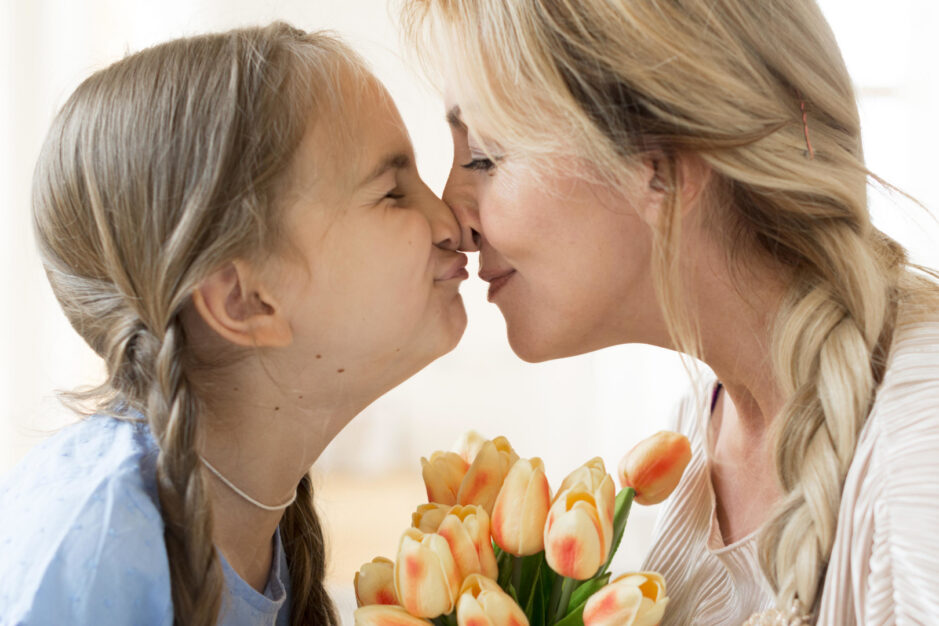 Mamma e figlia che si toccano il naso con affetto