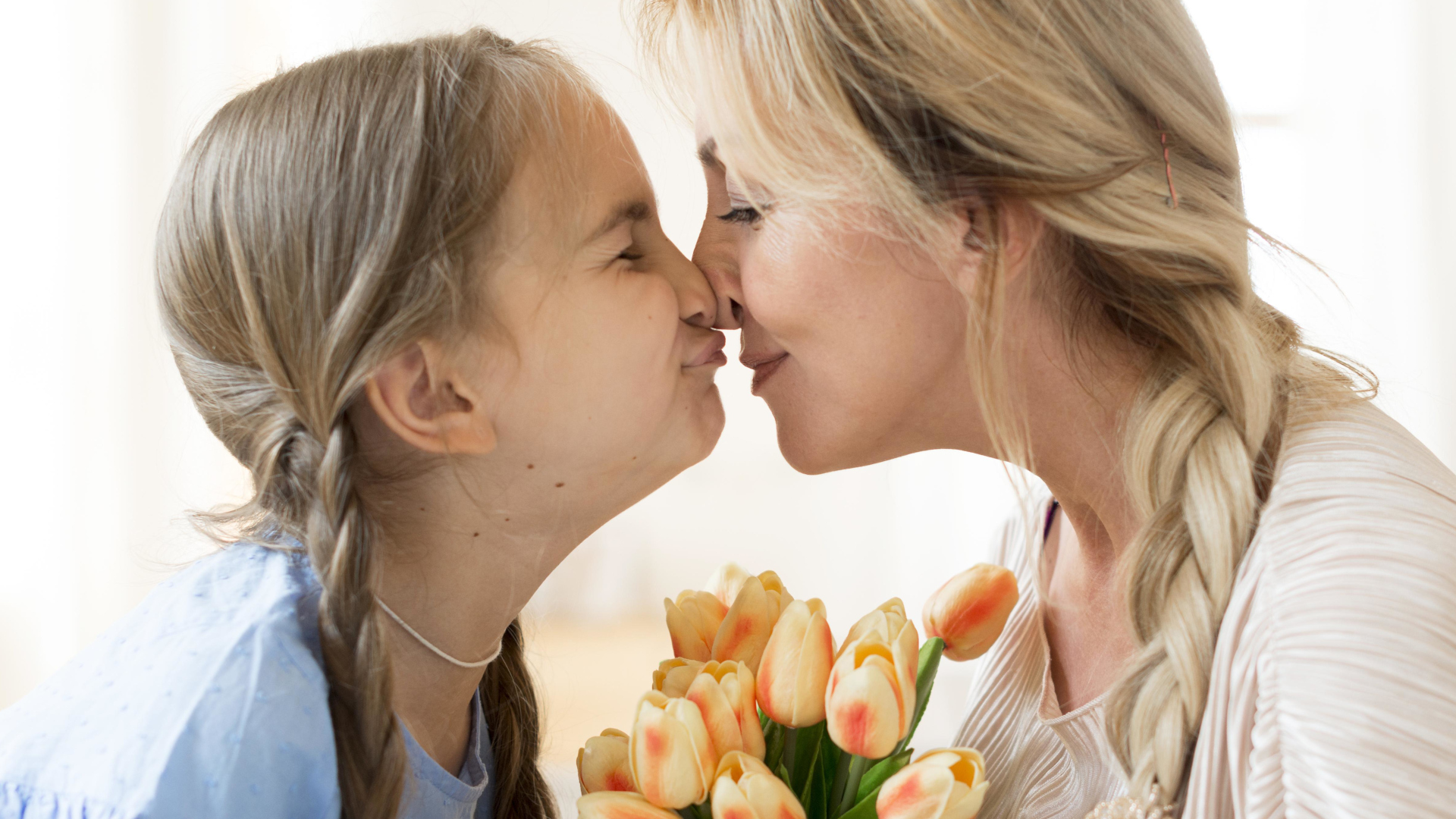 Mamma e figlia che si toccano il naso con affetto