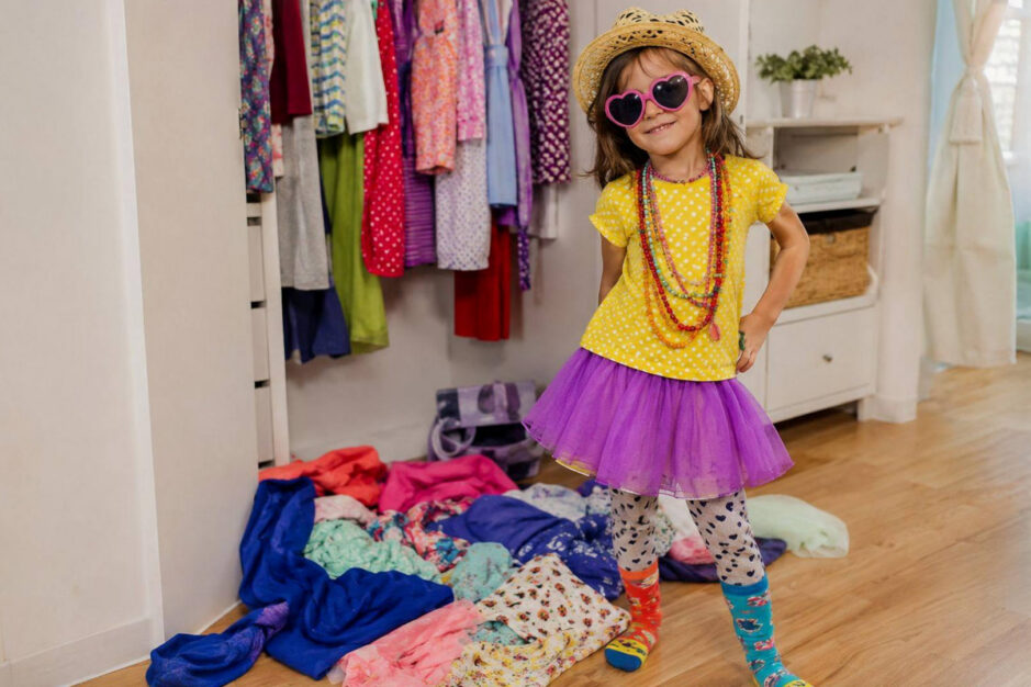 Bambina vestita con abbinamenti di colori impossibili