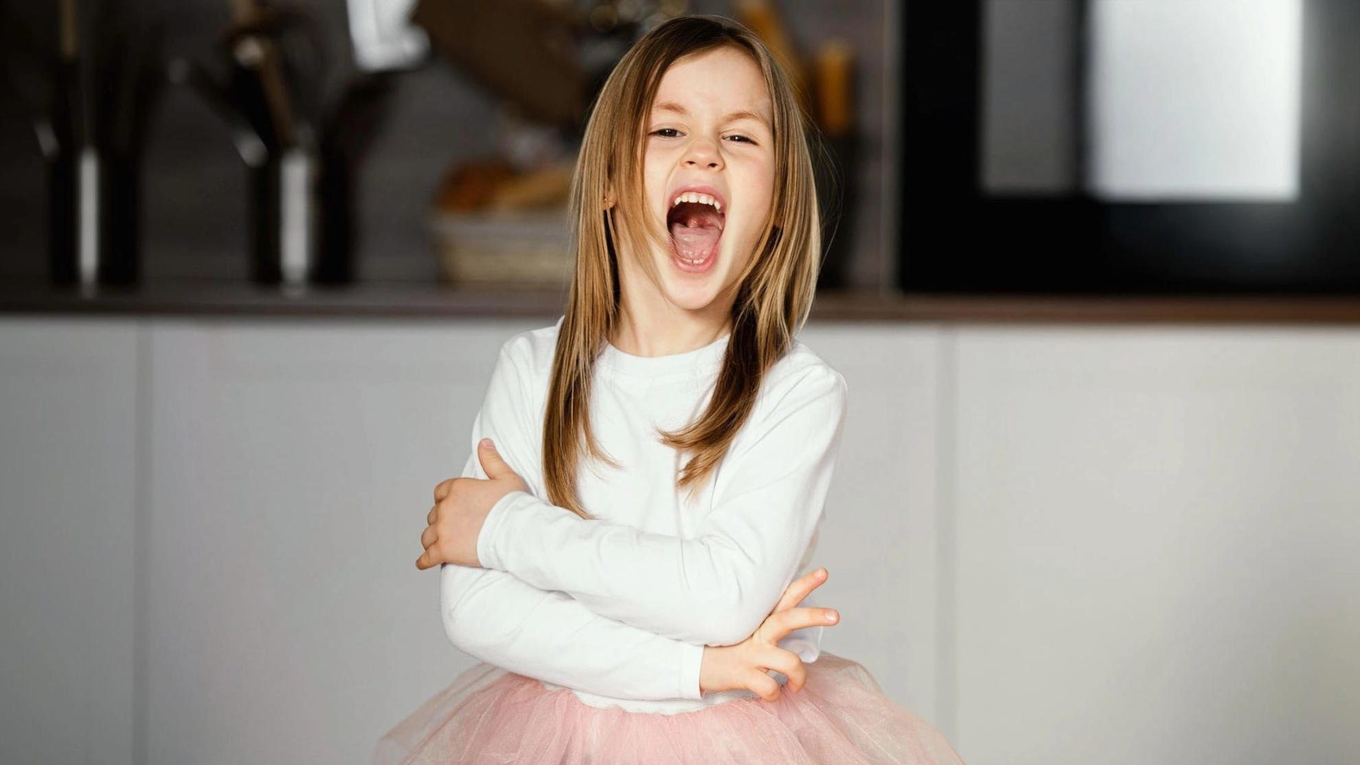 Bimba che urla con le braccia incrociate