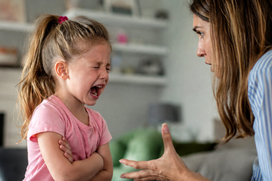 Bambina che urla facendo i capricci mentre mamma le parla