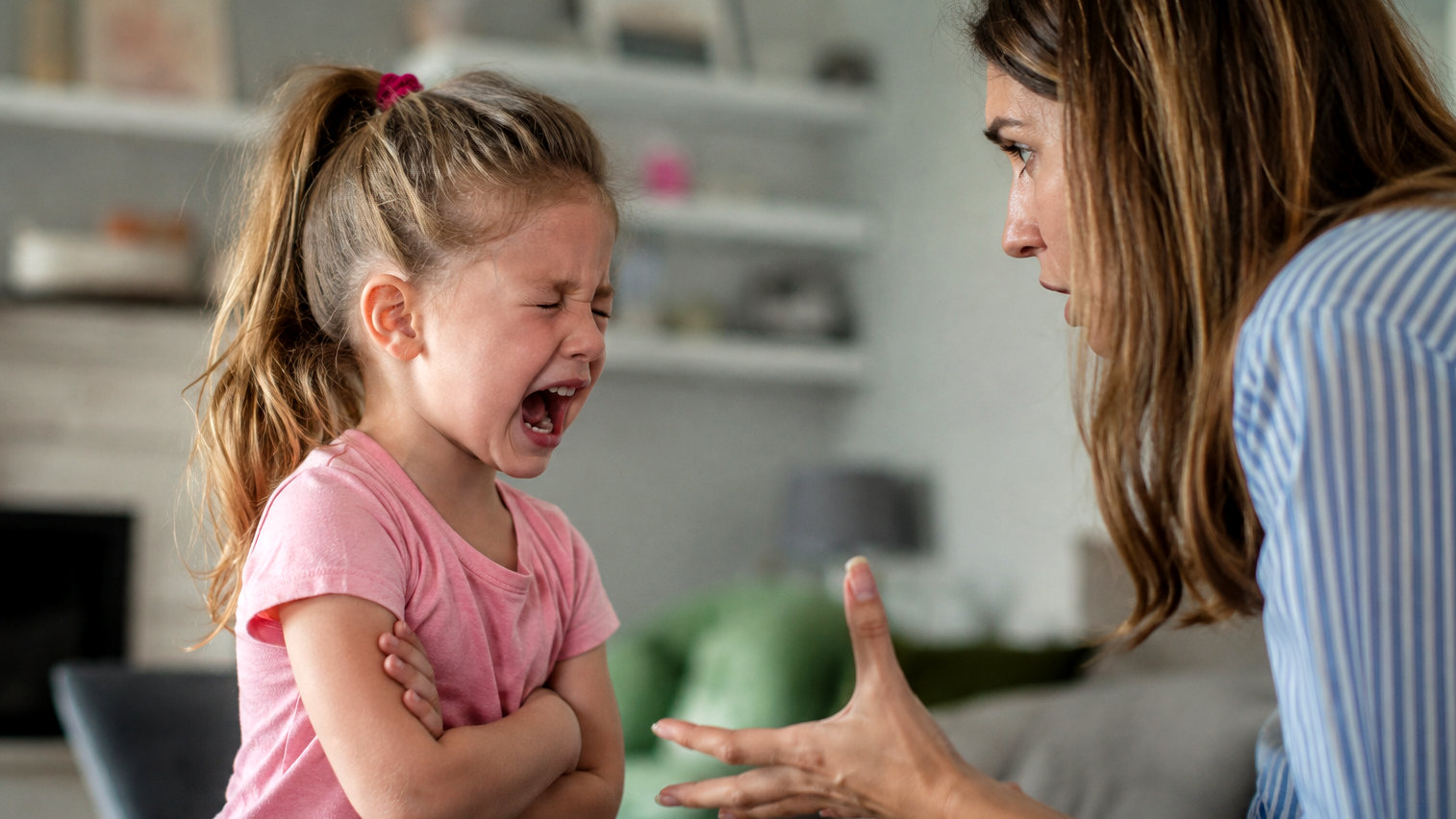 Bambina che urla facendo i capricci mentre mamma le parla