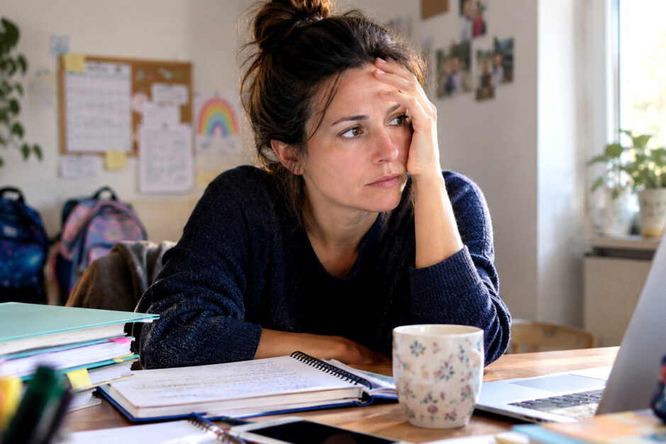 mamma al computer con sguardo ansioso e preoccupato